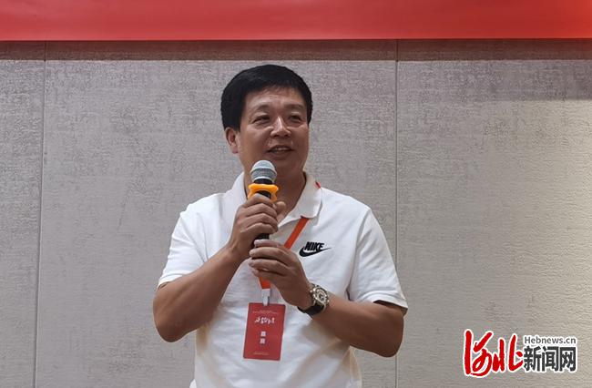 图为河北省文联副主席，河北省美术家协会主席祁海峰致辞。
